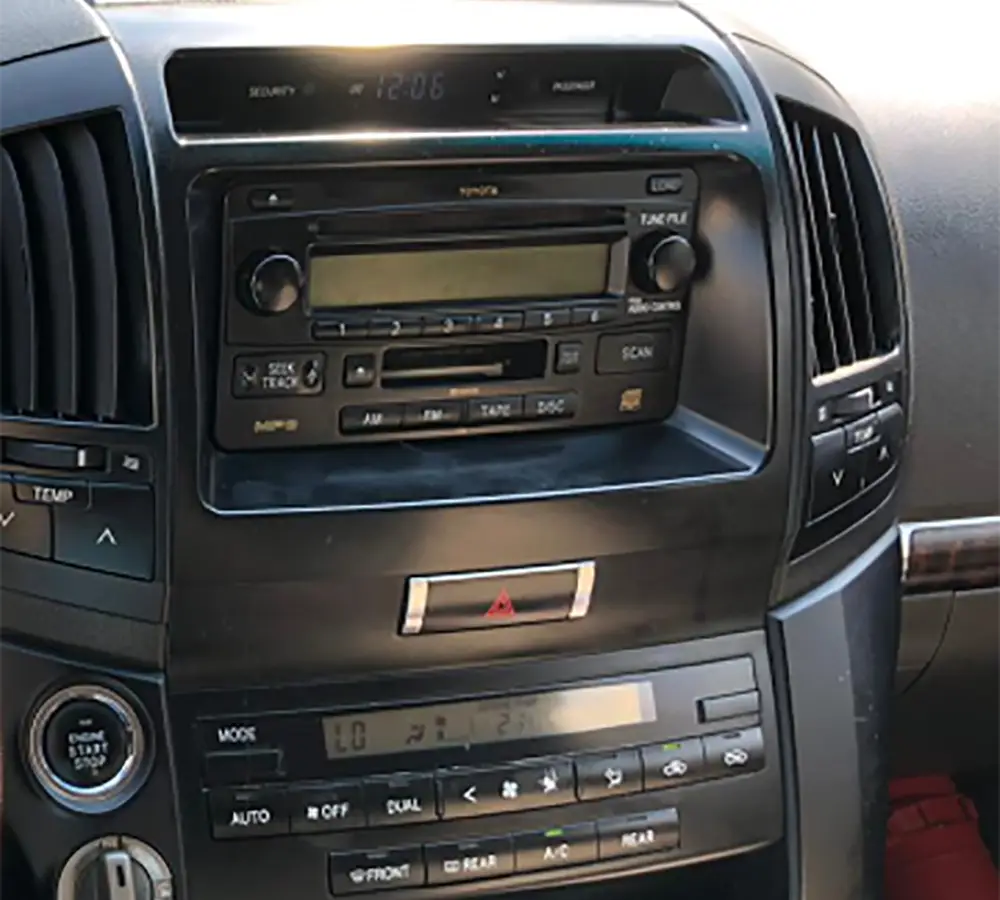 Android car radio installed in the Toyota Land Cruiser 200 2009